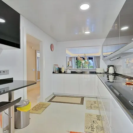 Penthouse By The Apartment *